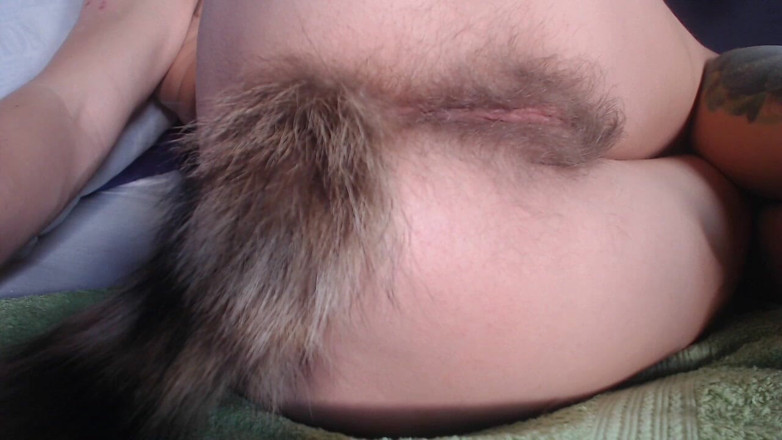 Risky Hairy Couple: Дівчина грає зі своєю волохатою дупою-хвостом