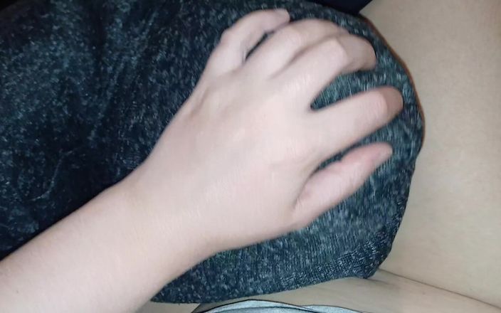 Lesbian-illusion: Schneller sex auf dem bett von zwei freundinnen