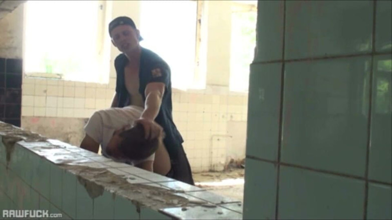 Raw Fuck: Armer proll-typ lernt eine harte lektion
