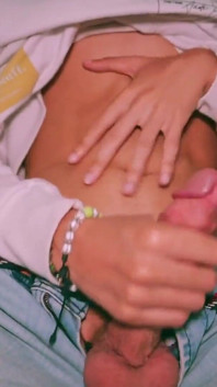 Magic C, fille mince et sexy, branle sa grosse bite et te lâche son sperme sur le visage