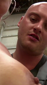 Sexy geölte MILF gefickt und auf ihre großen möpse gespritzt