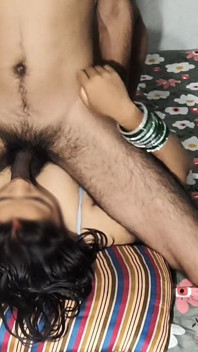Indian bhabhi de sat futai în gură și futai dur pe la spate în hindi