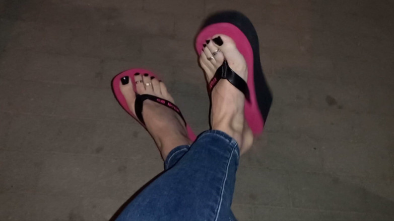 Heelex: Crossdresser dengan sandal jepit yang seksi lagi asik jalan-jalan