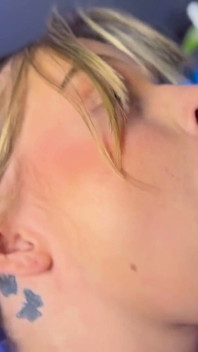 Coco Lovelock, fille sexy, se fait baiser par la bouche