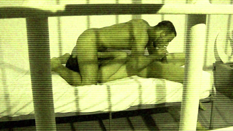 Macho Guys: Sexo a três gay na prisão entre prisioneiros com tesão...