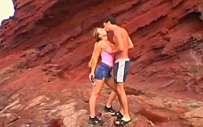 Meet and Fuck: 보짓물 가득한 금발 귀염둥이 Katy Caro와 Phil Holliday는 로맨틱한 데이트를 즐기기 위해 바다 해안에서 피난처를 찾았습니다.