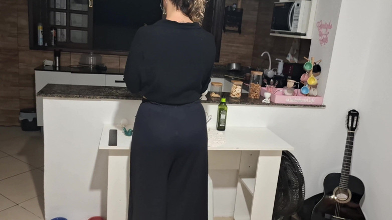 Gabi SweetCouplesStories: Üvey oğul boşalana kadar üvey anneden yardım istiyor.