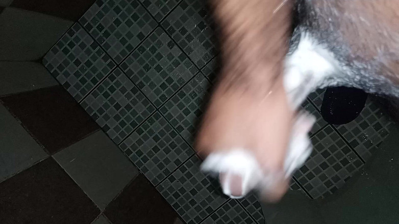 Cute boy jerks off: Nella beatitudine con sapone e acqua che sono arrivati dal...