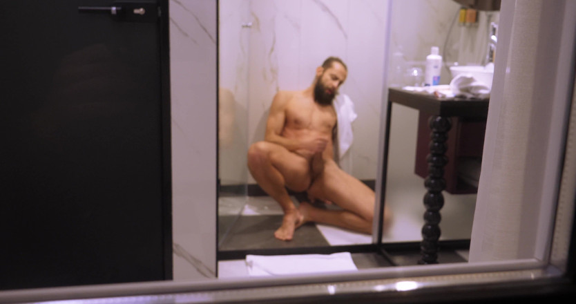 Jerking studs: शॉवर में एक आदमी