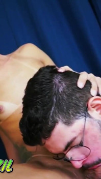 Przełykał ślinę i usiadł na grubym penisie blond trans