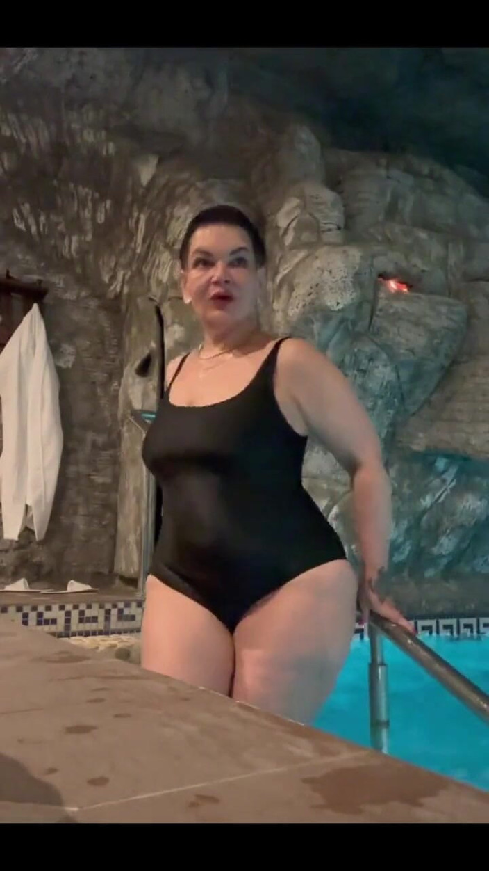 KarmenMilf: В бассейне