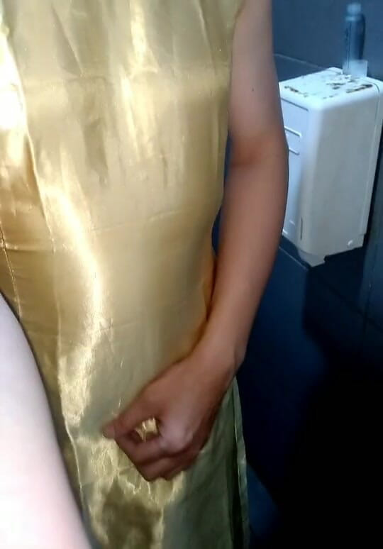 Naomisinka: Masturbazione con un lungodress giallo