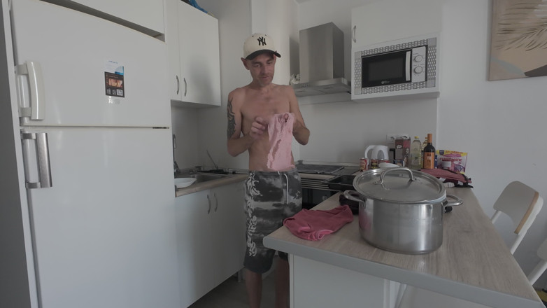 Big dick dadddy: 我穿着我的继母肮脏的内裤