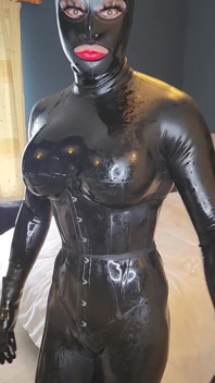 Смотри, как Jessica Doll сжимает в ее латекс под пыткой корсет, светит себя и проскальзывает на ее бондажный капот. Может она удержаться?