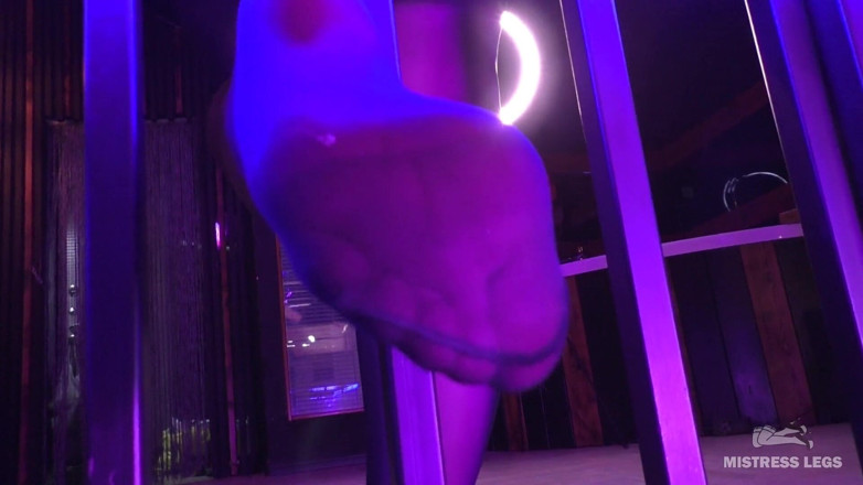 Mistress Legs: 새장에서 따먹히는 POV 나일론 발 숭배