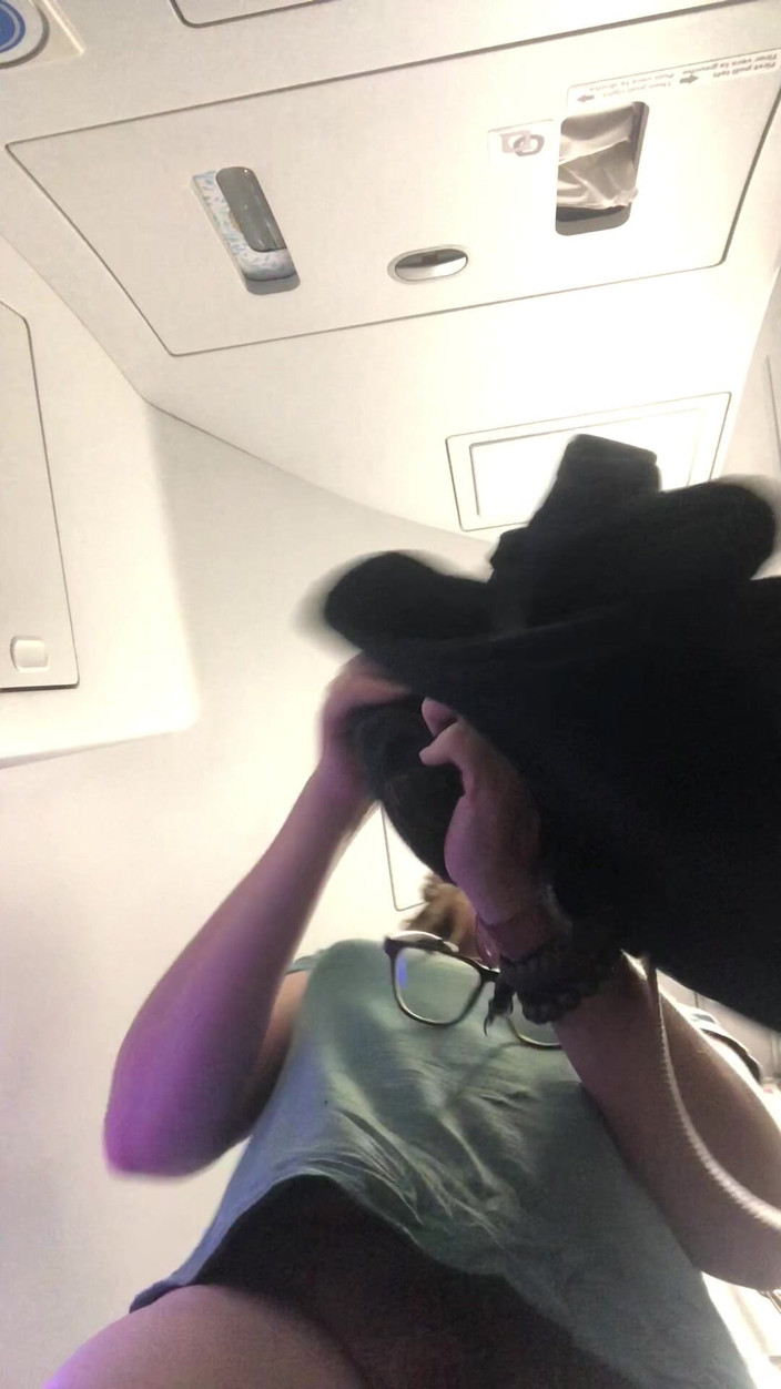 MistressWriggler: 在坚持了四个小时后，在飞机上撒尿！