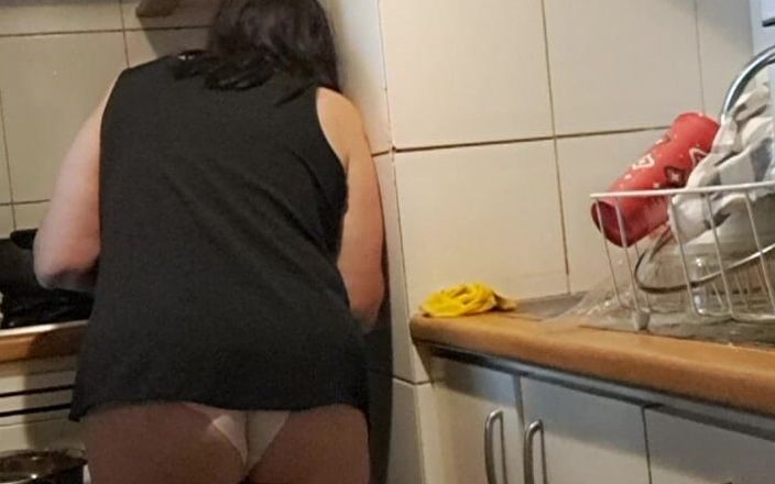 Mommy big hairy pussy: Tante seksi di dapur lagi asik ngentot