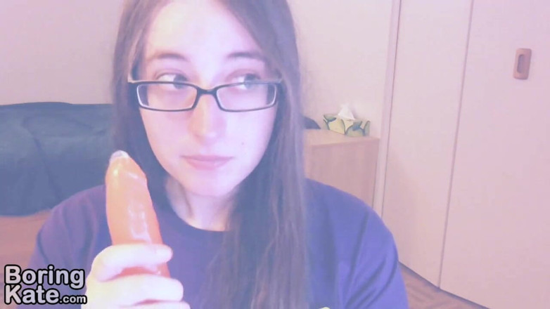 Boring Kate: Kate menghisap dildo besar