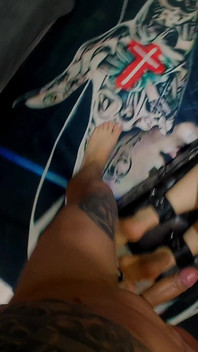 Önce kıçından sikildi ve sonra kıçına şaplak attı