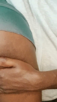 La sorellastra voleva essere sculacciata e l'ha fatta bagnare ed eccitata