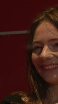 Incatenando, umiliante schiava guidata su una lesbica