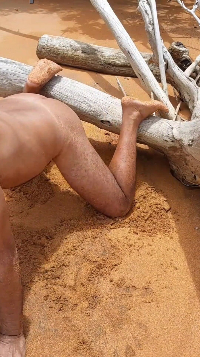 Ladysilvas: Ladysilva zeigt ihren sehr sexy gebräunten mark ass am strand