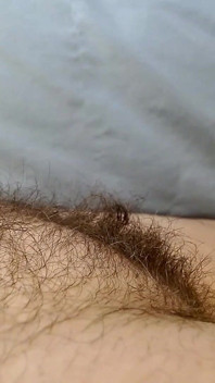 Abby taille et rase les cheveux longs d’Ann