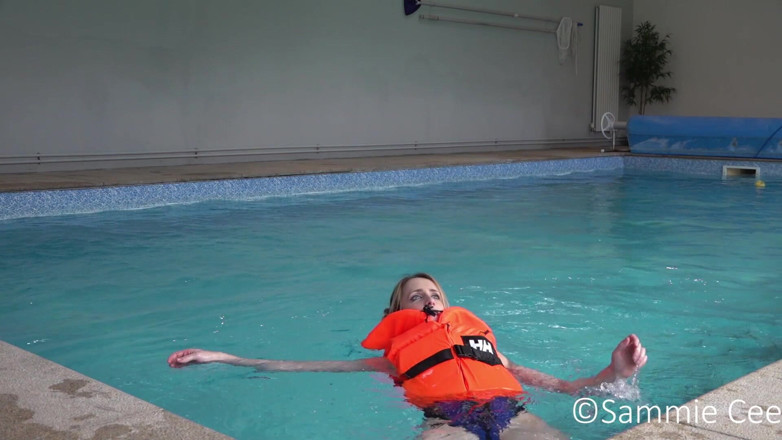 Sammie Cee: Lifejacket comparison MarinePool &amp; Helly Hansen