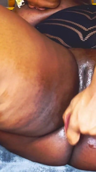 Pelanggan lesbian miang menjolok pepek semasa merintih