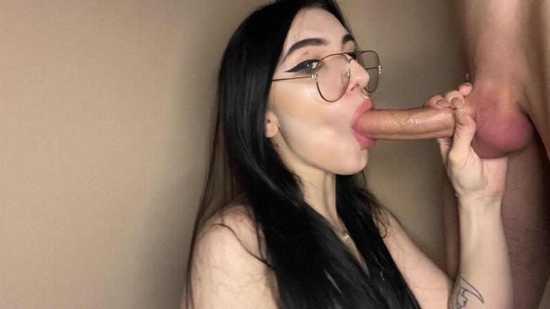 SadAndWet: Blowjob sudut pandangan dekat dengan creampie mulut berdenyut