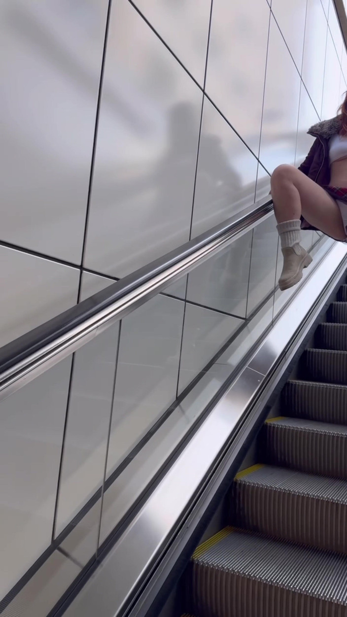 Elena917: Plimbare publică în uniformă școlară și expunere