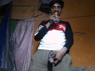 Indian desi boy: Bebendo mijo pornô