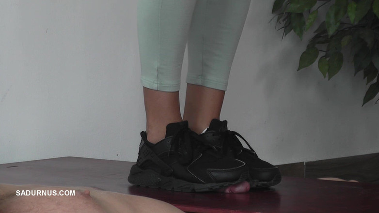 Sadurnus: Pendant Que Nomi Est Au Téléphone, L’esclave a Un Orgasme