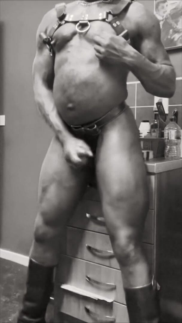 Brodyjayrichardson: Black Fetish Bodybuilder Nippleplay and Toying Prostate Massager Cumshot
