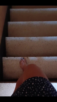 Jdem dolů po schodech do mého jasného želé Flipflops