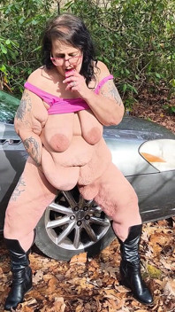 Sesso esterno sulla macchina flex la puttana flette quelle gambe che sto per sborrare