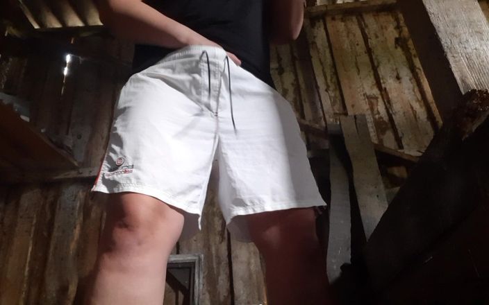 Lesbian-candys: गांव एक खलिहान में अपने कपड़ों के साथ हस्तमैथुन करता है ताकि कोई उसे पकड़ न सके
