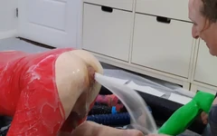 Leker med slimmedel och stora dildon i paddlingspoolen