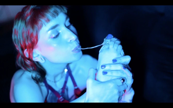 Bia Roman: Sexy Feet Crushing Cup Noodles