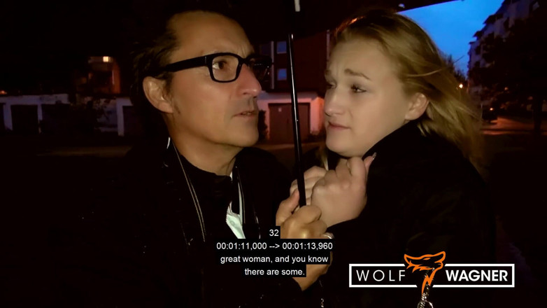 Wolf Wagner Com: 可爱的青少年妹子斯嘉丽斯科特在街上遇到一个年长的家伙