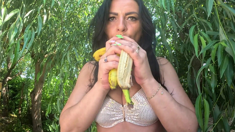 MilfyCalla: Amo le grandi banane, mi riempiono la bocca.