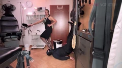 Tacones rojos, perfume de nylon y saliva - dominación de los pies con la dominatrix Amalie Von Stein