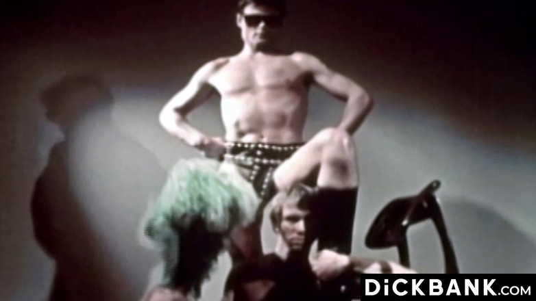 Dick bank: Gay biondo riceve un cazzo selvaggio dopo il rimjob