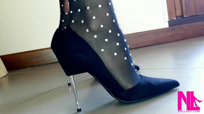 Nyllady: Siyah wolford külotlu çorap ve metal topuklu siyah pompalarla şehvetli sarkma ve...