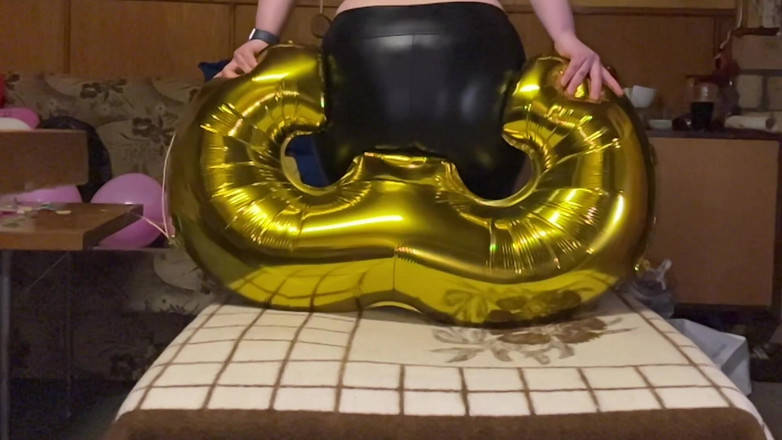 BeachBallsDuo: 100 kg Bigbootylucy Agressively Rozdrceno 10 velkých balónků a 2 velké folie...