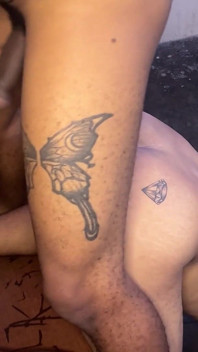 Tattooed Neukt Me in Zijn Meubels