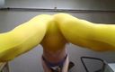 Long Toe Sally Big Buns: पीली खिंचाव पैंट स्क्वाट्स