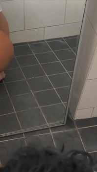 Quente rabuda e peituda latina seduz garoto na academia