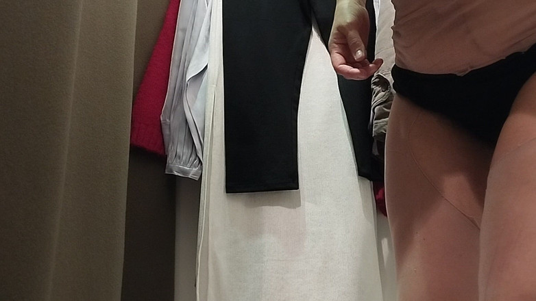 Amateur_MS: 性感的黑发女郎在试衣间试穿衣服。我正在看一个毛茸茸的毛茸茸的阴户