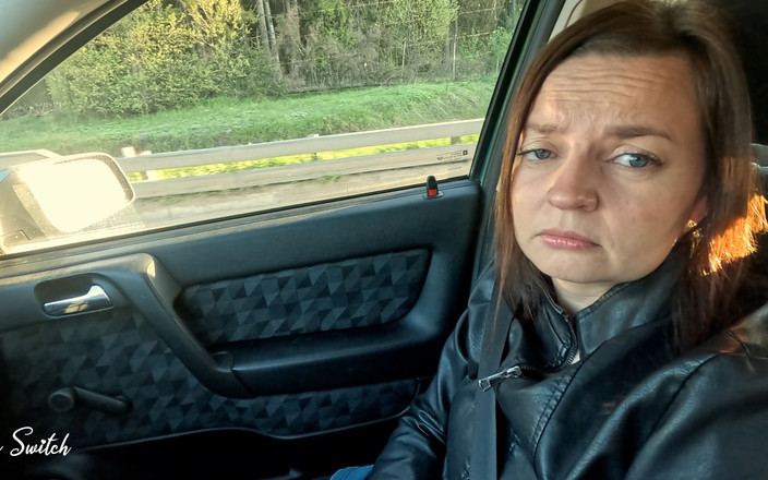 Sandy Switch: 93 mph에서 드라이버를 유혹하고 오럴하는 예쁜 히치하이커